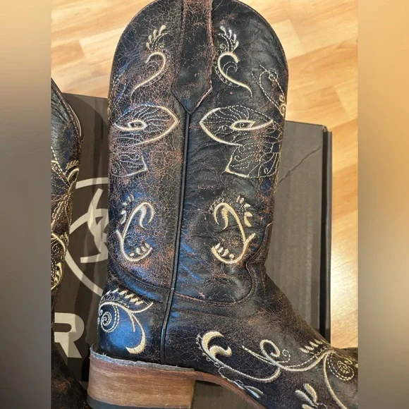 Women's Embroidered Ariat Western Boots - Picture 6 of 16